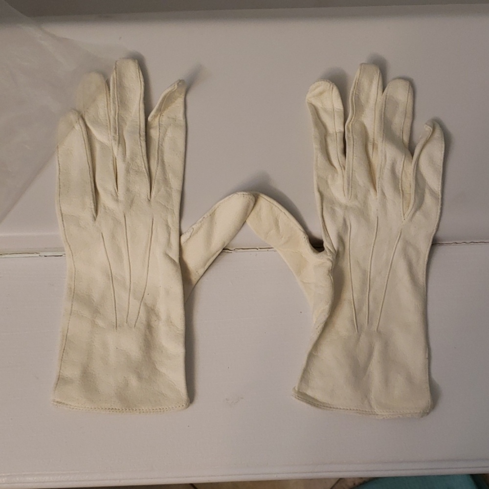 Vintage 1950s doeskin gloves size 7 serial# 01958